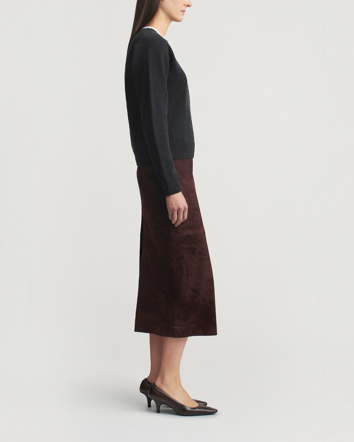 Weldun model wearing a dark grey KALLMEYER seamless cashmere wool crewneck sweater and a brown suede midi skirt