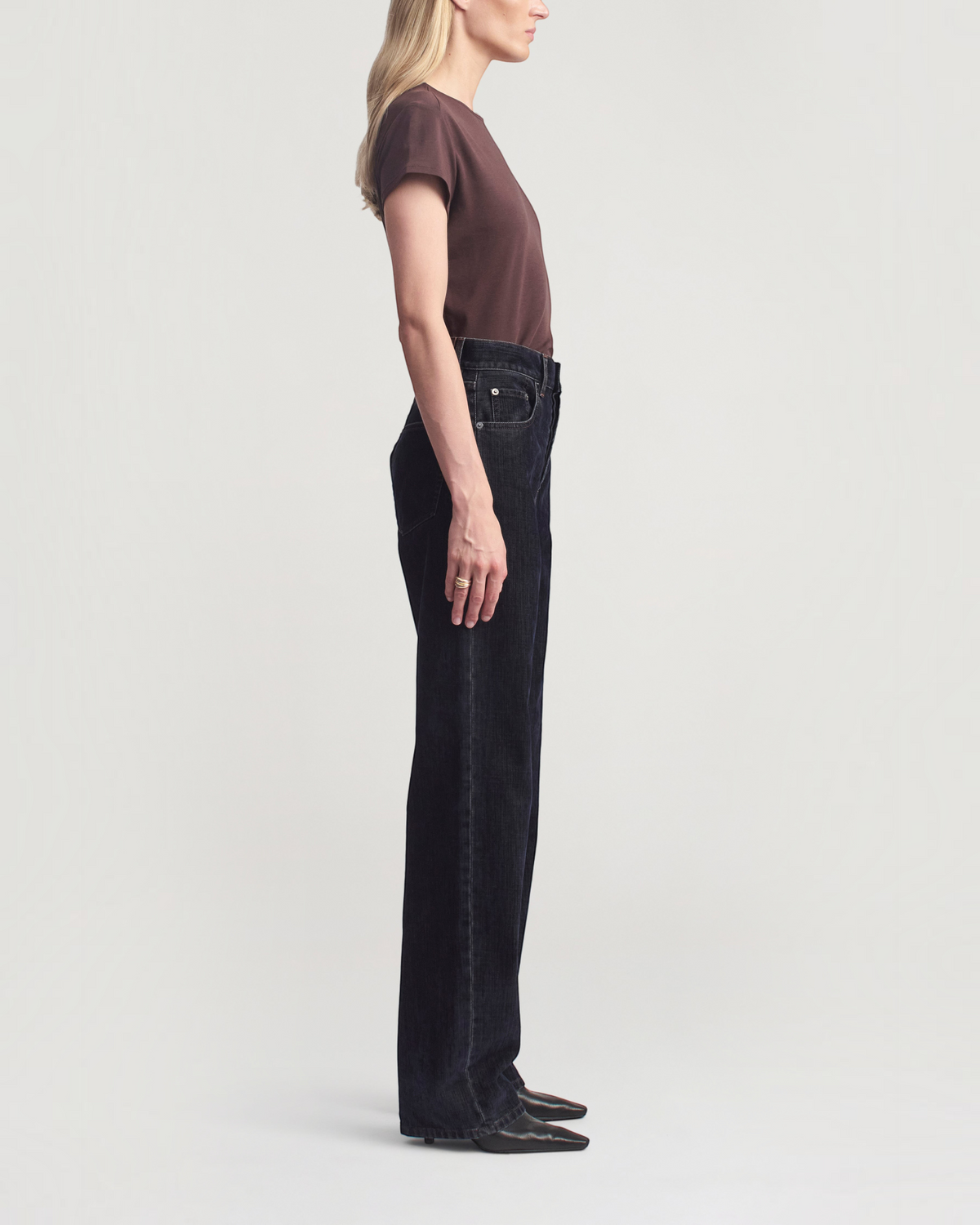 Weldun KALLMEYER Willa Baby Tee in cacao brown cotton with crewneck and cap sleeves, worn by a model in profile.