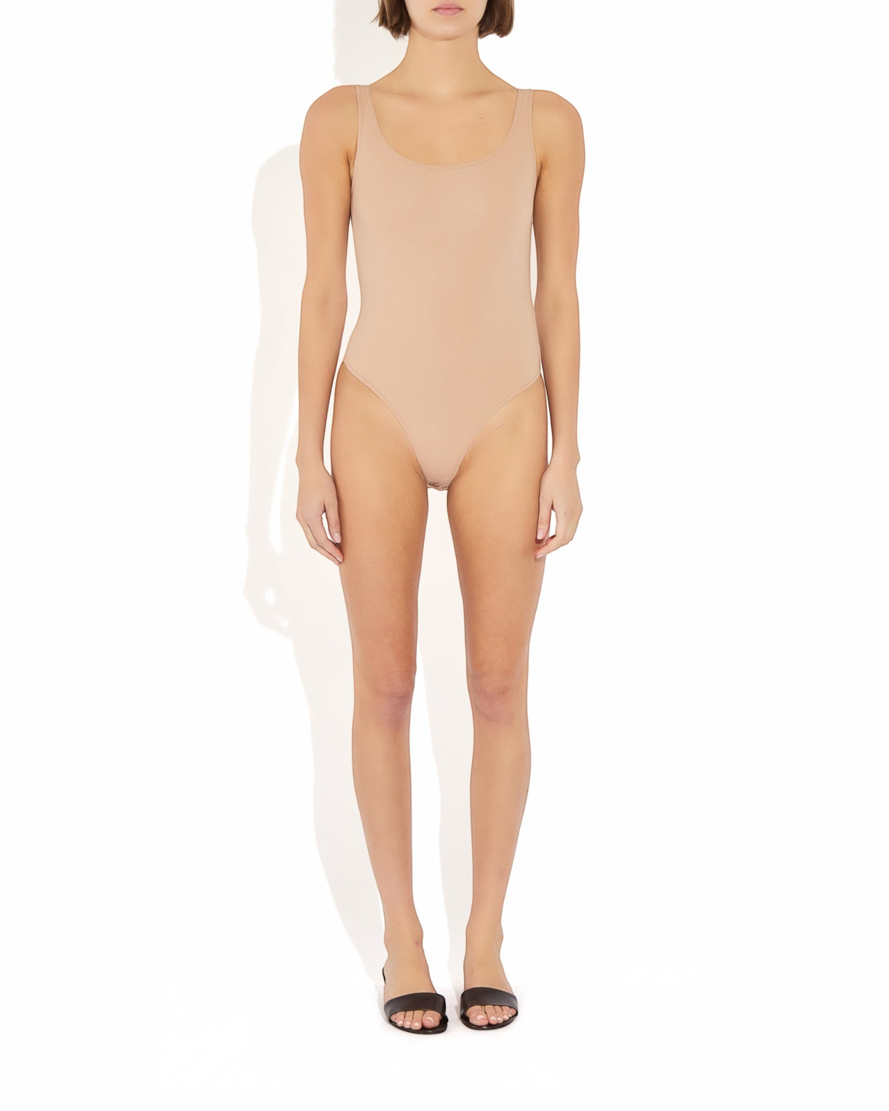 Weldun Lisa bodysuit in beige featuring a scoop neckline, medium straps, and a cheeky cut in breathable fabric.