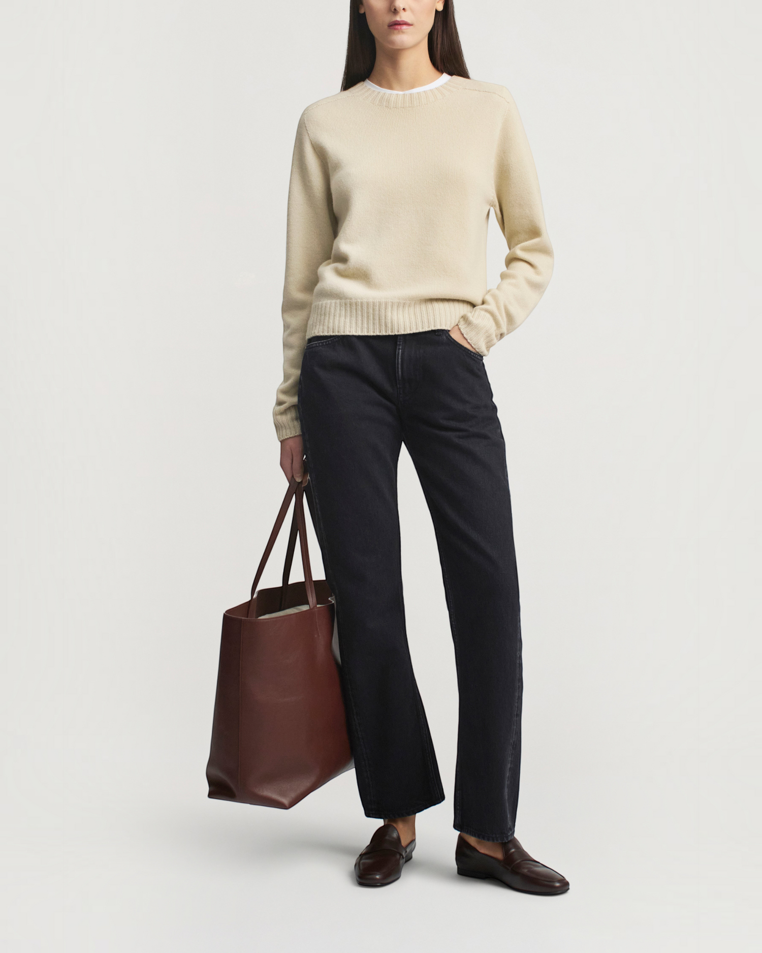 Weldun KALLMEYER Nina seamless crewneck in birch cashmere wool with rib detailing, worn with dark jeans and tote bag.
