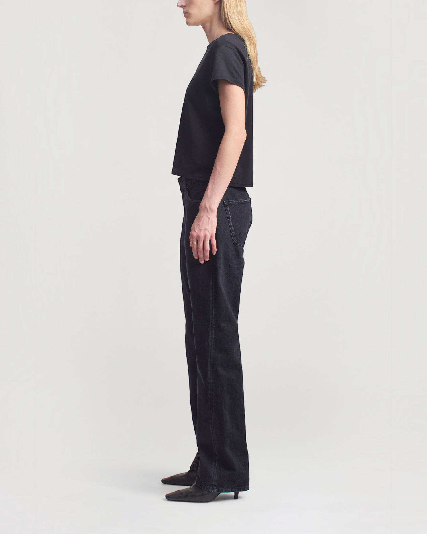 Weldun KALLMEYER Willa black cotton baby tee with crewneck and cap sleeves, side view on model