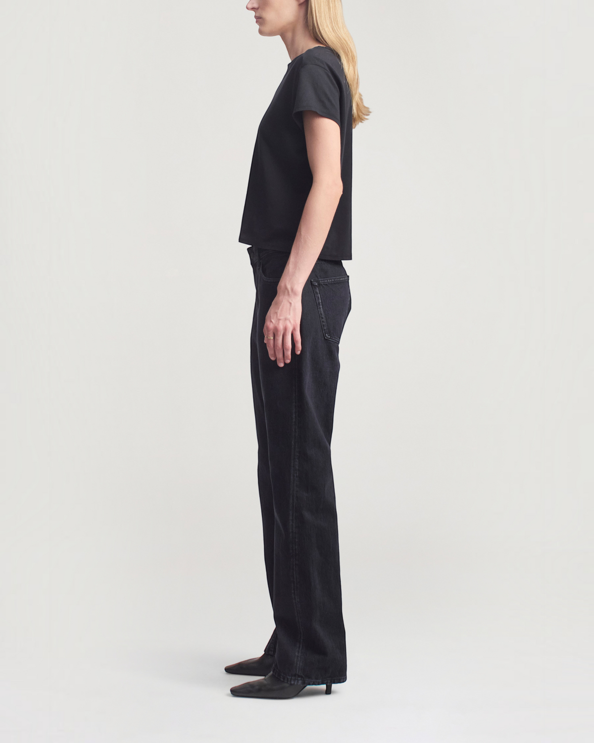 Weldun KALLMEYER Willa black cotton baby tee with crewneck and cap sleeves, side view on model