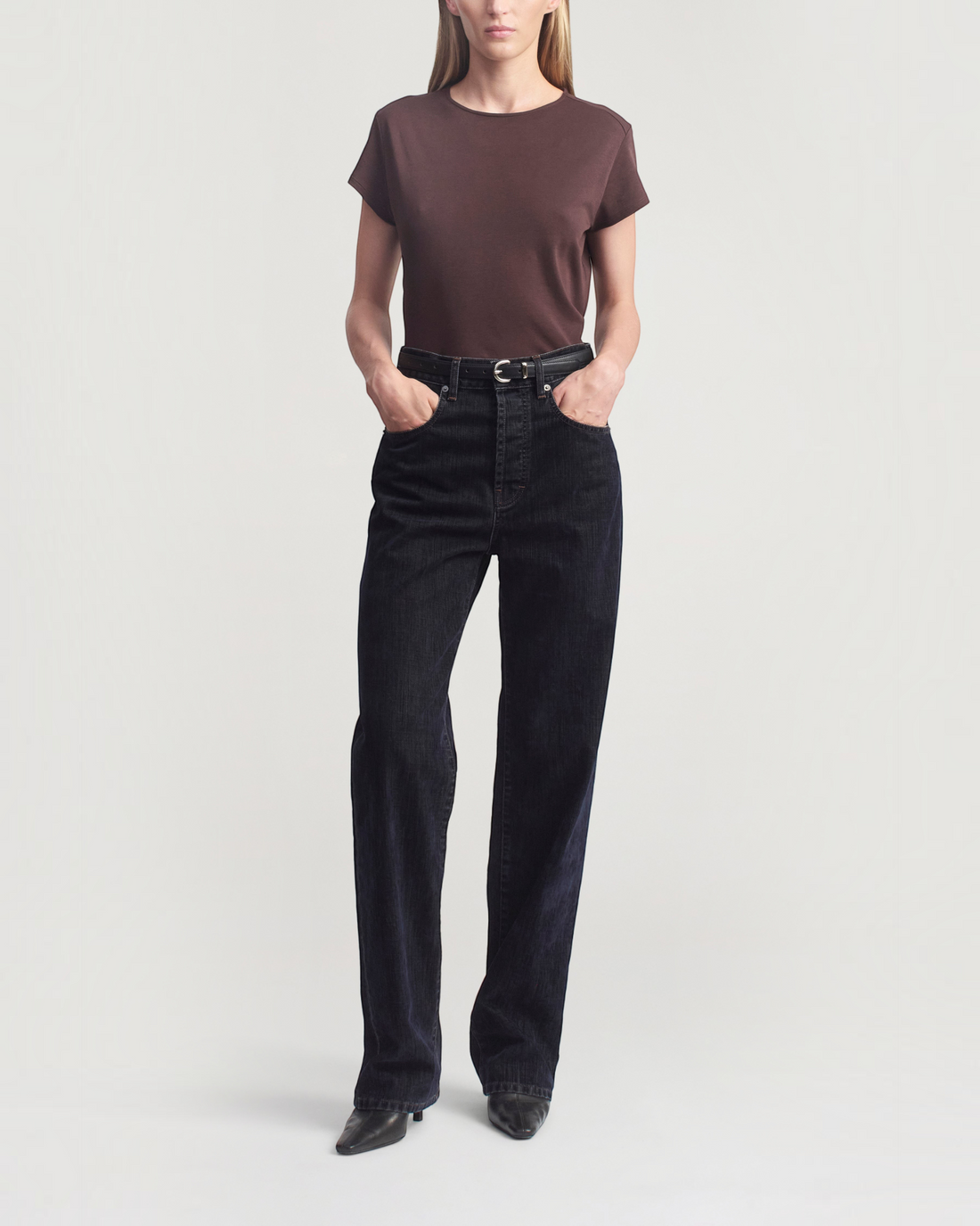 Weldun KALLMEYER Willa Baby Tee in cacao brown cotton with a crewneck and cap sleeves worn with dark denim jeans.