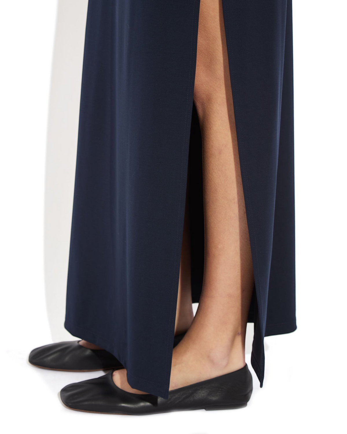 Weldun Ashley Skirt in navy blue stretch fabric with a high side slit, featuring a fluid column silhouette.